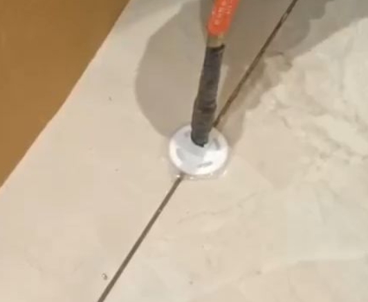泰州瓷砖空鼓维修公司专业解答瓷砖在铺贴过程中，如果没有涂抹均匀到位的粘结材料（如水泥砂浆或瓷砖胶），可能会导致以下问题