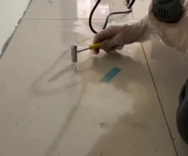 泰州瓷砖开裂维修公司专业分享瓷砖在铺贴前如果没有沥干水分，将会导致以下问题