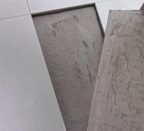 泰州瓷砖空鼓维修公司分享瓷砖铺贴时如果打浆（即涂抹在瓷砖背面和基层上的砂浆或瓷砖胶）过少，会带来以下问题
